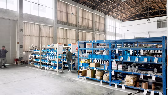 自動NCサーボフィーダーと順送金型を備えた機械式パワープレス機